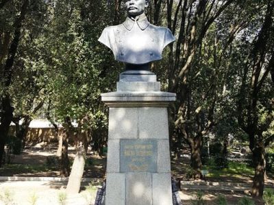 Памятник белорусскому поэту М.А.Богдановичу