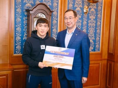 Глава Якутии вручил Льву Павлову сертификаты на 750 тысяч рублей