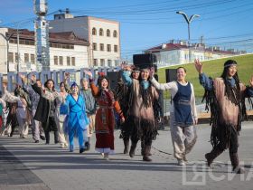 В Якутске на площади Республики открыли большой театральный сезон