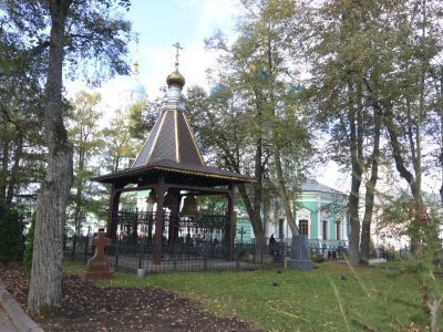 Некрополь, где похоронены: Киреевский Иван Васильевич (1806-1856), публицист; Киреевский Петр Васильевич (1808-1856), собиратель фольклора; Остен-Сакен Александра Ильинична (1794-1841), родственница Л.Н. Толстого; Петровский Андрей Андреевич (1786-1867), 