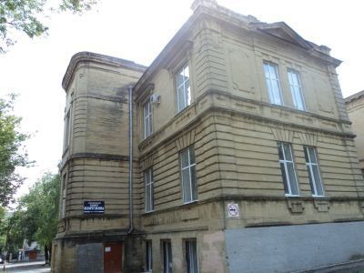 Здание бывшей женской гимназии, в котором в 1917 году размещалось общежитие делегатов I губернского народного собрания