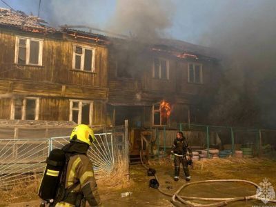 Пожар произошел в деревянном многоквартирном доме в Якутске