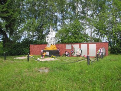 Братская могила 328 воинов Советской Армии, погибших в 1941-1943 гг. в боях с немецко-фашистскими захватчиками. Установлена скульптура