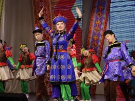 В День народного единства в Якутске юным якутянам вручили первые паспорта