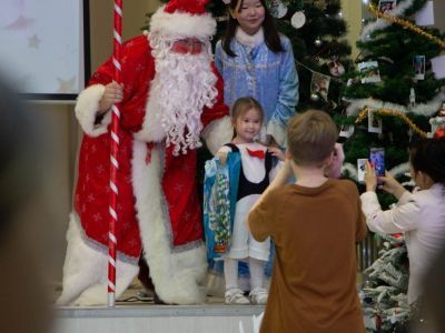 Волонтёрское движение «Цунами добра» провело новогоднее торжество для детей в Якутске