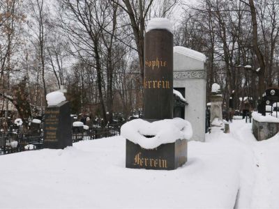 Надгробия на семейном захоронении Феррейнов, 2-я пол. XIX в. - нач. ХХ в.