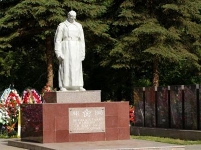 Братская могила  советских  воинов, умерших от ран в госпиталях