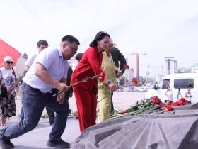 В День памяти и скорби в Якутске возложили цветы на площади Победы