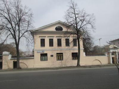 Двухэтажный флигель