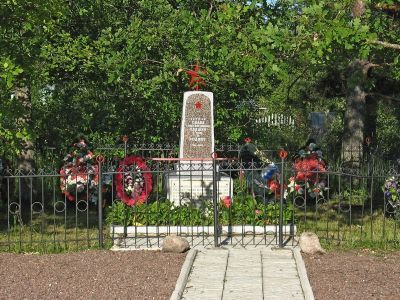 Братское захоронение советских воинов, погибших в 1941-44 гг.