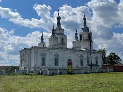 Церковь Воздвижения Животворящего Креста с интерьером