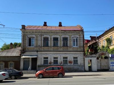 Доходный дом с въездными воротами