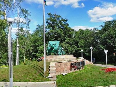 Памятник-пушка советским воинам-защитникам города в 1941 г.