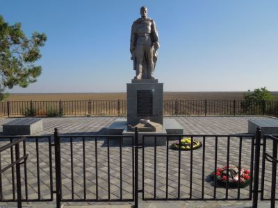 Братская могила 5500 воинов Советской Армии, погибших в 1942 - 1943 гг. в боях с немецко-фашистскими захватчиками