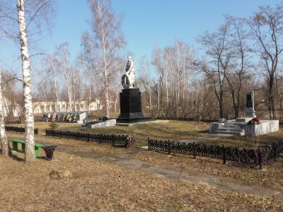 Братская могила советских воинов, погибших в боях с фашистскими захватчиками в 1943 году. Захоронено 41 человек, имена 38 человек установлены. Скульптура советского воина