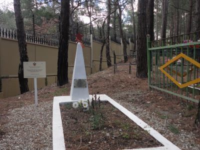 Могила Я.И. Шестопалова, лейтенанта, погибшего в бою с фашистскими захватчиками