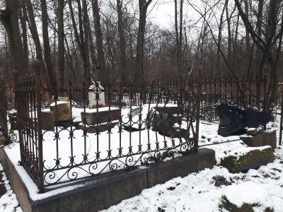 Воинское захоронение прапорщика Ф.Д. Варакина, участника Первой мировой войны, Георгиевского кавалера, умершего в г. Ярославле 20 марта 1916 года и членов его семьи –  Варакина Федора Александровича и Варакиной Марфы Григорьевны