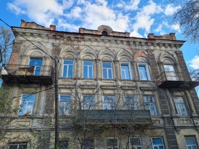 Жилой дом. Бывшее представительство  Бухарского эмира. Сочетание классицизма и декоративных мусульманских мотивов