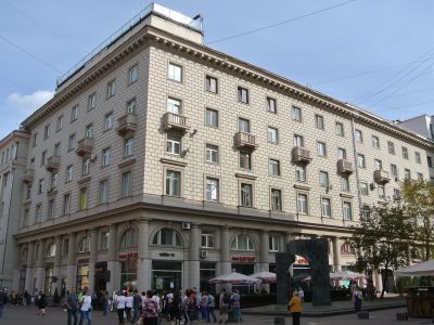 Жилой дом с магазинами, 1934-1938 гг., 1950 г., архитектор Л.М.Поляков. В доме в разные годы жили и работали: М.С.Шагинян, И.Д.Папанин, В.Н.Фигнер