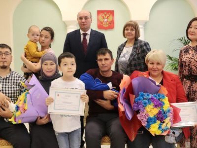 Двум новорожденным глава района вручил сертификаты «Дети столетия»