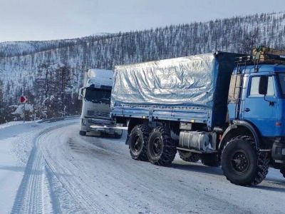 Экспедиция Службы спасения Якутии помогла отбуксировать большегруз в Оймяконском районе