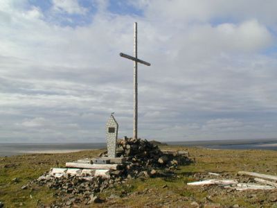 Крест на месте, где были первоначально захоронены В.Д. Де-Лонг и его 11 товарищей – американские полярные путешественники, трагически погибшие в 1881 г.