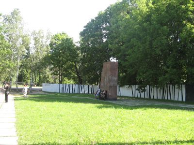 Братские могилы 30000 советских военнопленных, умерших в госпитале в 1941-1943 гг.