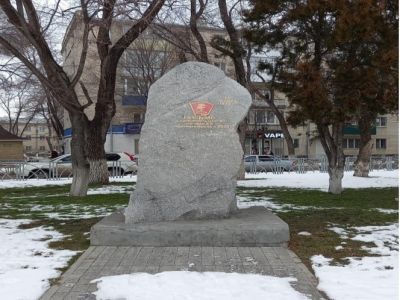 Памятный знак "Письмо к комсомольцам и молодежи г. Невинномысска 2025 года"