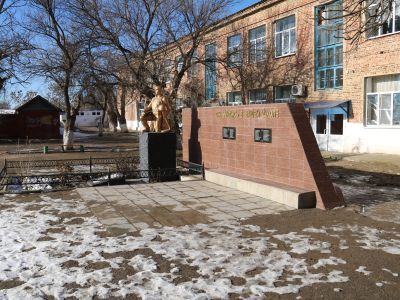 Мемориал "Они учились в нашей школе"