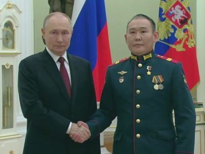 Владимир Путин вручил высшую государственную награду Герой России якутянину Андрею Григорьеву