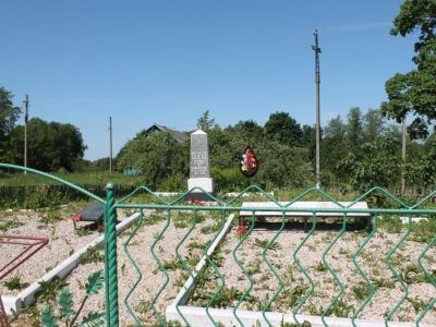 Братская могила воинов Советской Армии, погибших в боях за освобождение Батецкого района от немецко-фашистских захватчиков