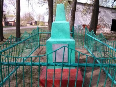 Братская могила 8 красноармейцев, погибших в 1918 г. в бою с кайзеровскими войсками