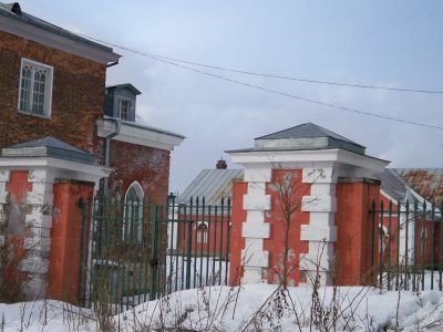 Ограда с двумя воротами