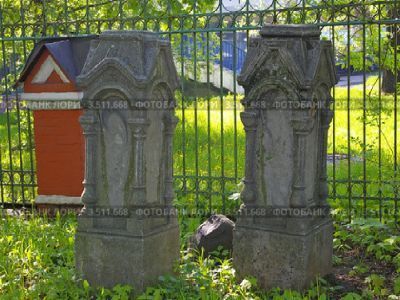 Кладбище с надгробиями