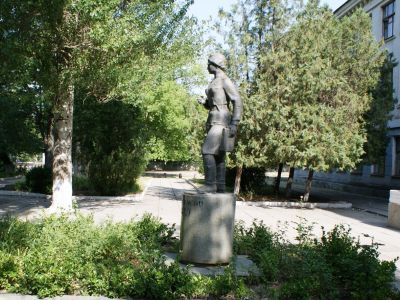 Памятник Герою Советского Союза В.Л.Белик (скульптор З.В.Рылеева, архитектор Б.Н.Головин)