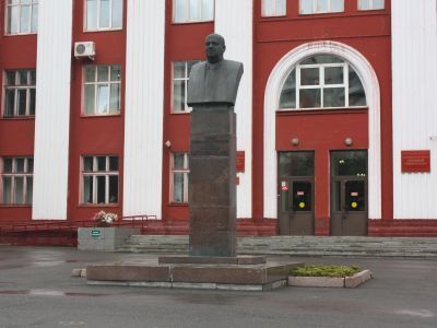 Бюст академика Лисавенко М.А.