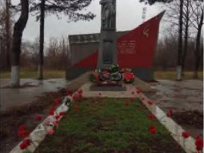 Братская могила 30 советских воинов, погибших в боях с фашистами захватчиками