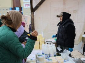 Мясо, рыба, овощи, ягоды и хлеб: в Якутске открылась ярмарка местных производителей «Продовольствие-2026»