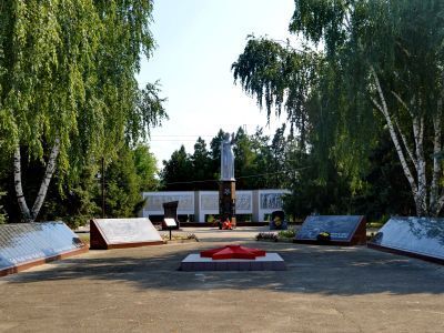 Мемориальный комплекс: братские могилы советских воинов, погибших в борьбе с фашистскими захватчиками