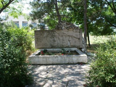 Братская могила советских воинов