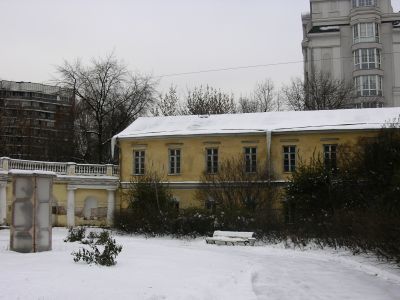 Боковой флигель и закругленные стены с балюстрадой