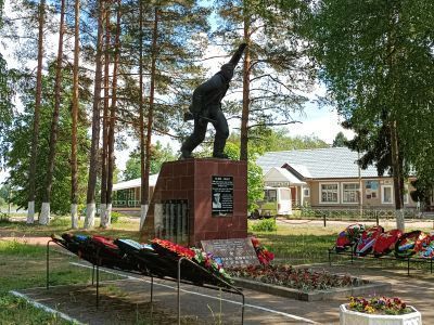 Братское кладбище советских воинов, погибших в 1941-1944 гг., в числе погибших - Герой Советского Союза Кулик Константин Алексеевич (1917-1944)