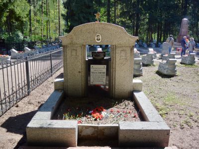 Могила Ушкова Дмитрия Константиновича (1922-1944 гг.), Героя Советского Союза