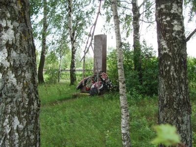 Братская могила советских граждан, расстрелянных гитлеровцами в 1942 г. Установлен обелиск