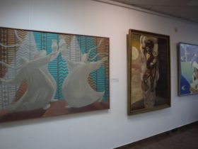 Живописец Федот Макаров подарил НХМ картины якутского снайпера и охотника