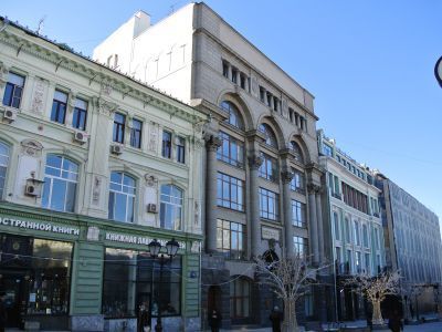 Торговый дом - Коммерческий банк "И.В.Юнкер и К", 1876 г., архитектор П.С.Кампиони, 1900-1908 г., архитектор А.Э.Эрихсон, 1913-1915 гг., архитектор В.И.Ерамишанцев