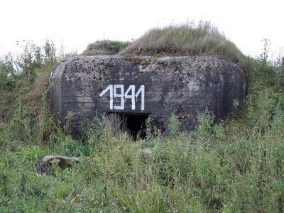 Два памятника-дота на рубеже обороны советских войск в 1941 г.