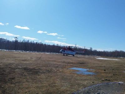 Первый в этом году вертолет встретили в труднодоступном наслеге Усть-Алданского района Якутии