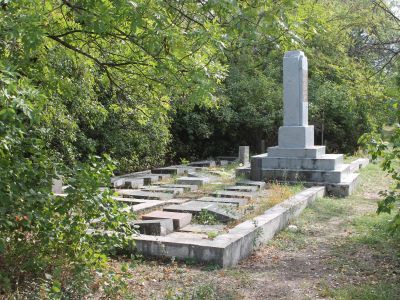 Братская могила советских воинов