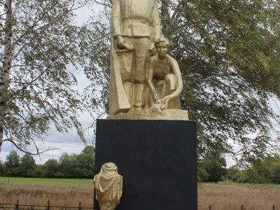 Братская могила советских воинов, погибших в боях с фашистскими захватчиками в 1943 году. Захоронено 192 человека, установлены имена 94 человек. Обелиск